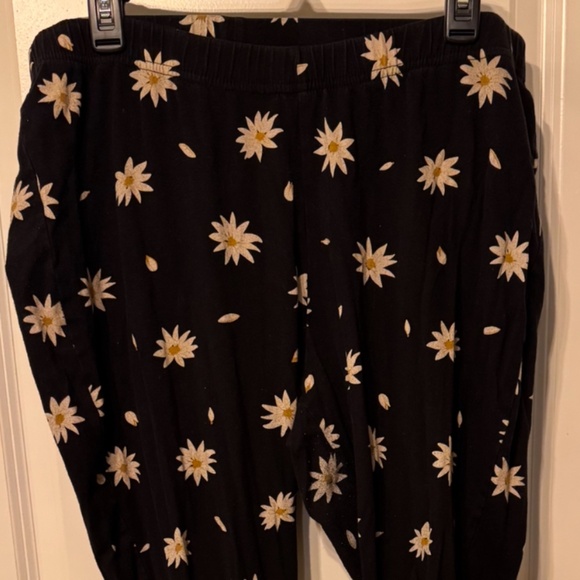 Torrid Daisy Print Pull-On Pants 🌼🖤 - Picture 1 of 6